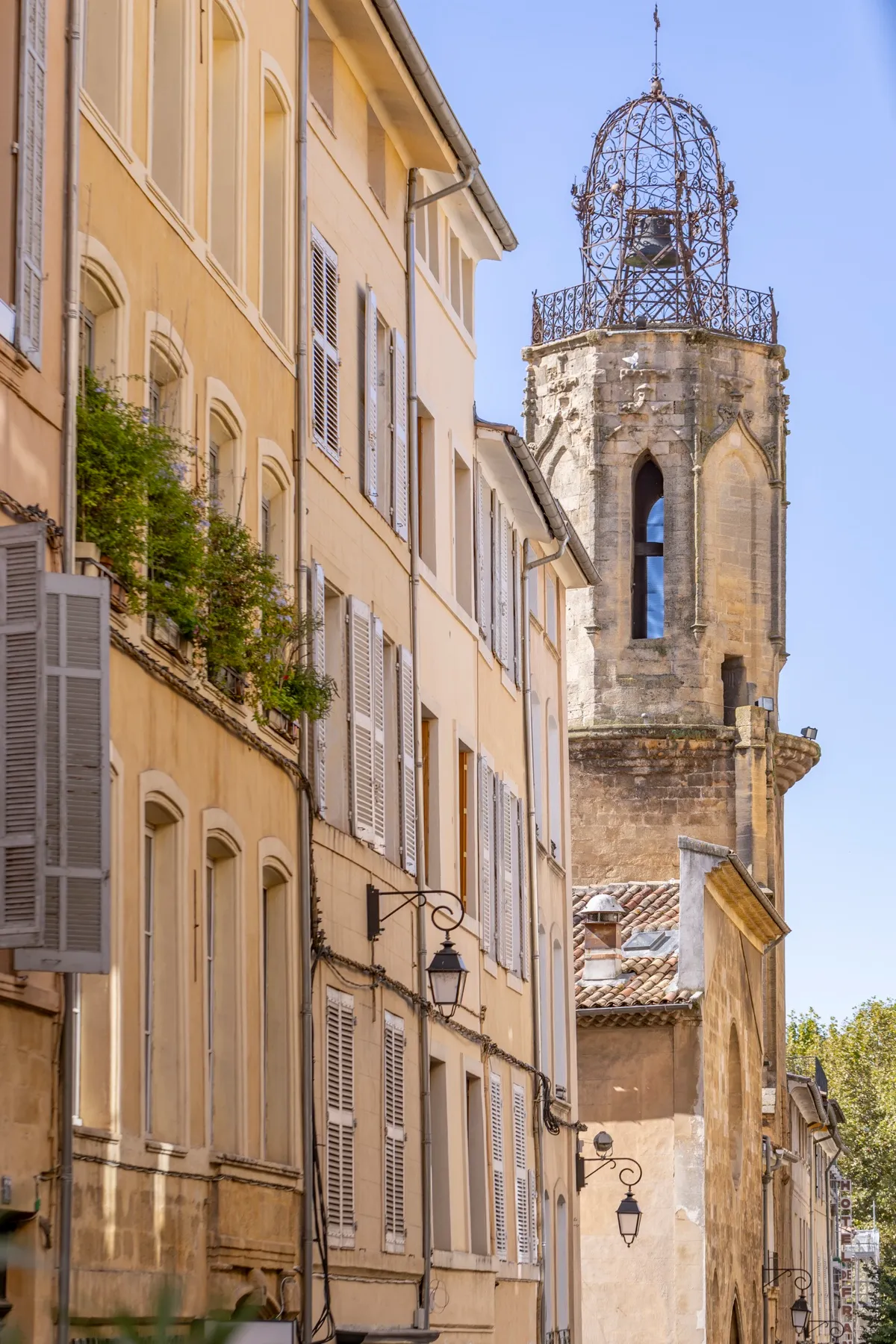 Une rue du vieil Aix et son beffroi