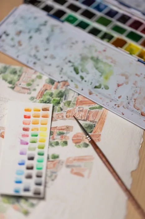 Pinceau et palette sur une carte d’Aix en cours