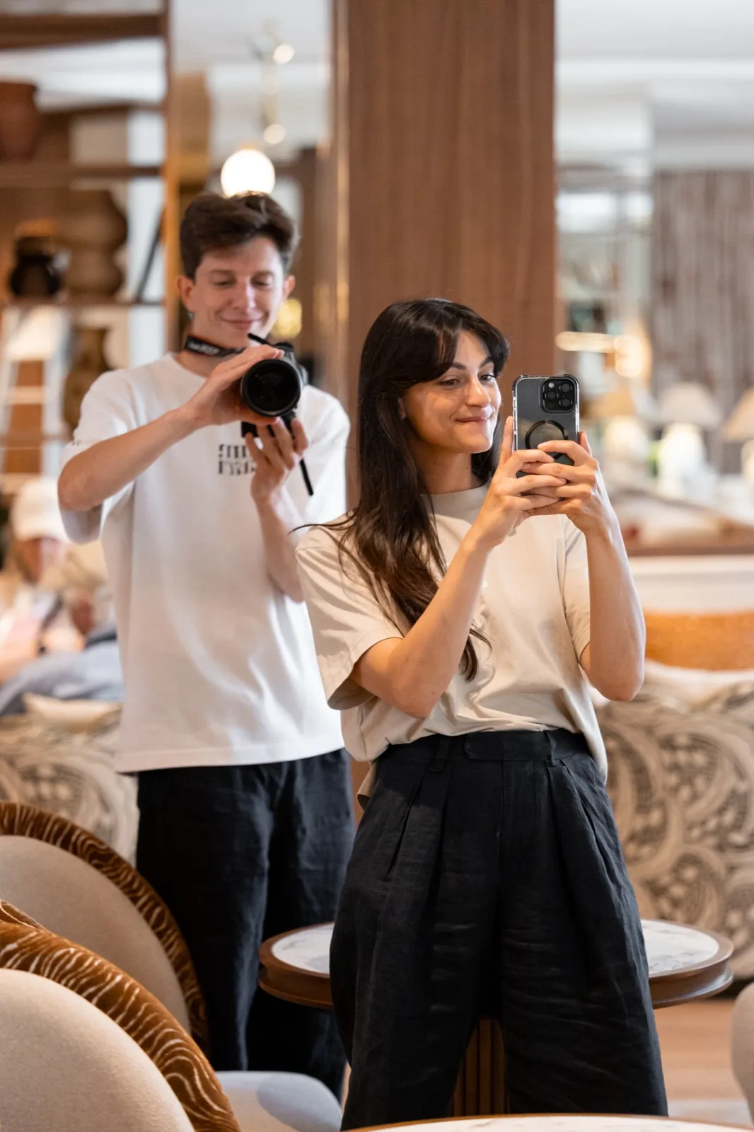 Manon et William en shooting dans la salle d’un restaurant