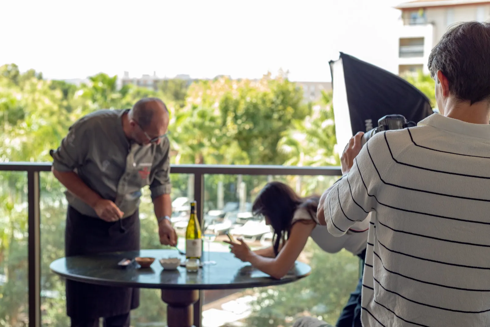 Shooting sur une terrasse : Manon et William règlent la lumière pendant que le chef dresse
