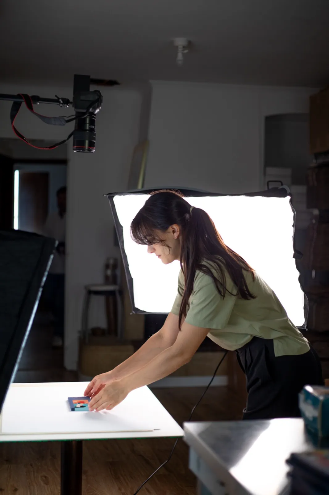 Manon en studio, sous la boîte à lumière