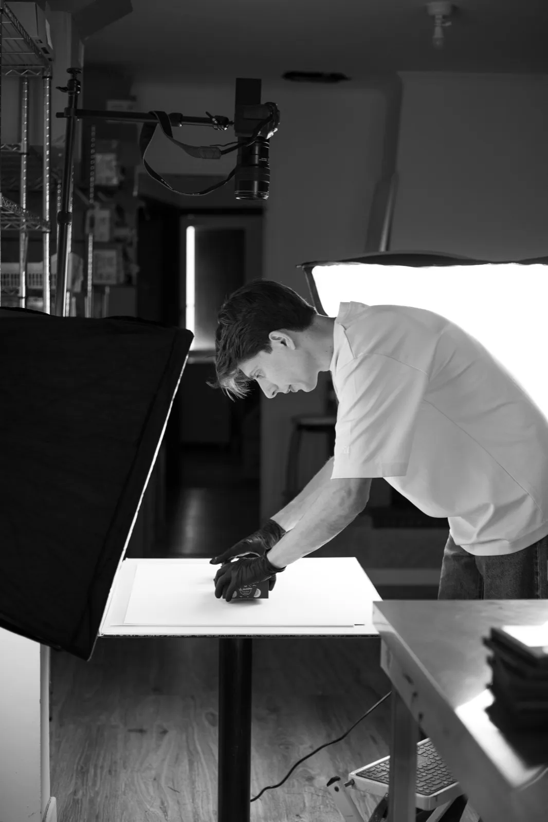 William en studio, penché sur la table de prise de vue