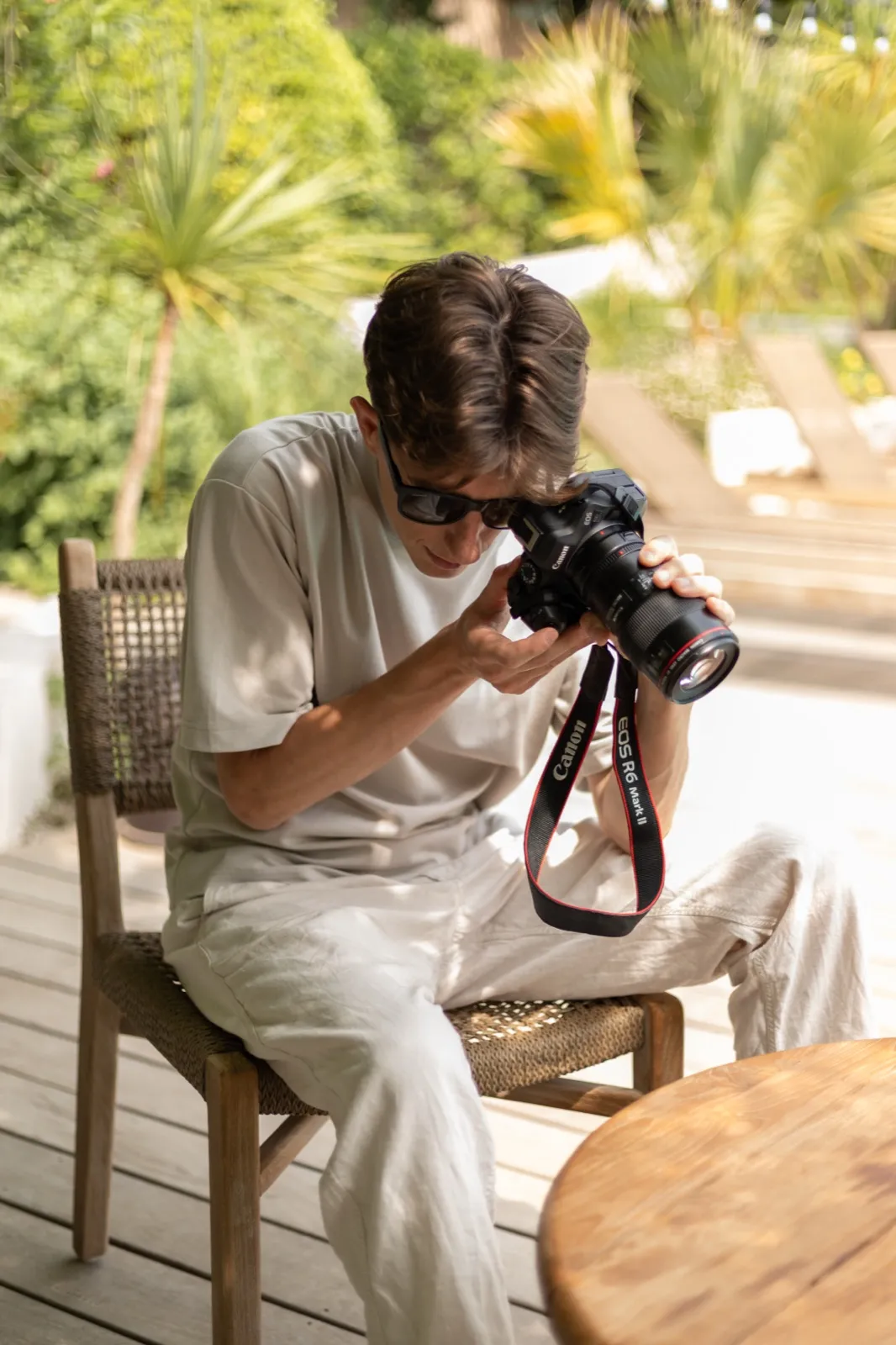William derrière son appareil photo, sur une terrasse