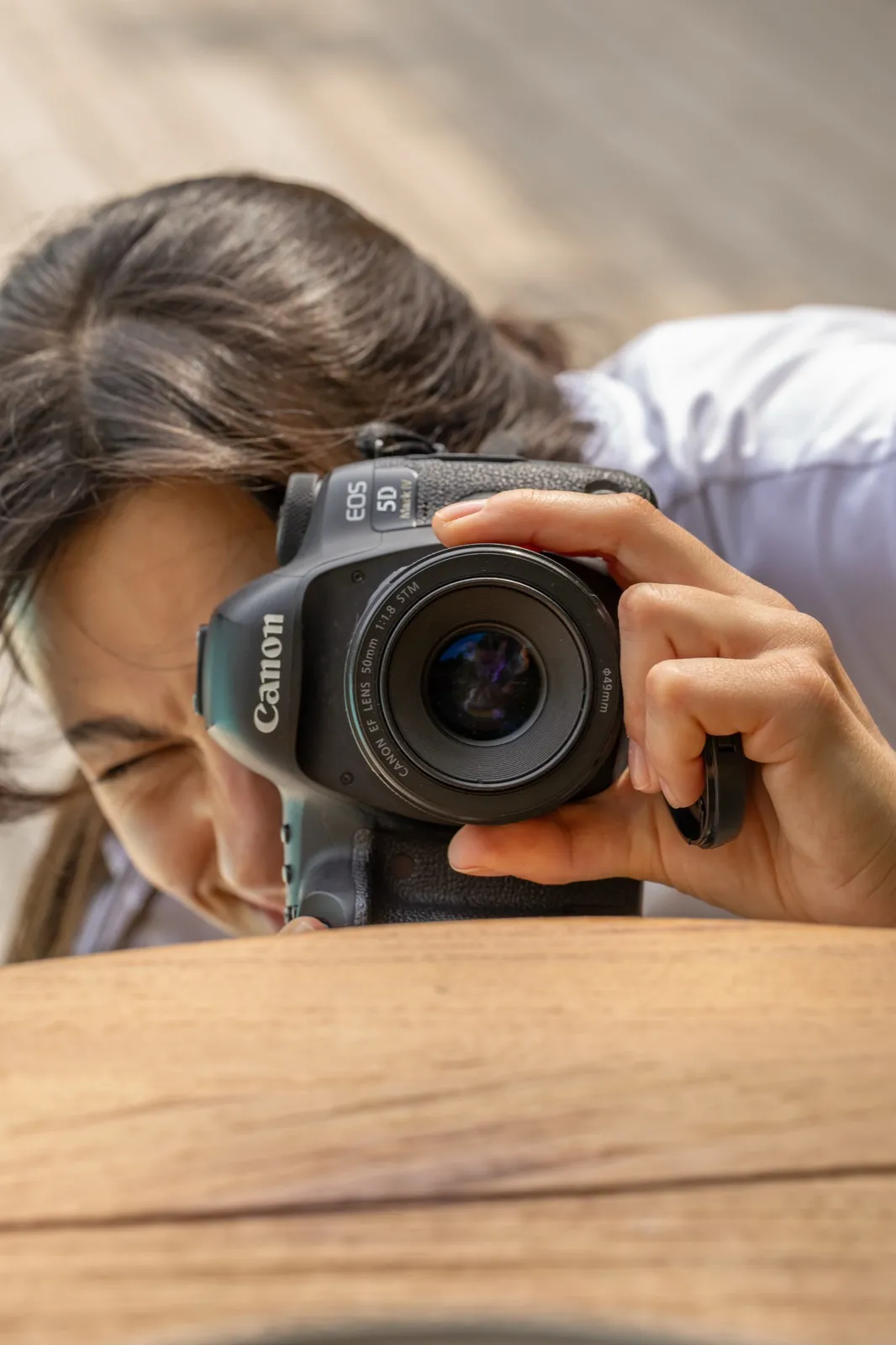 Manon derrière son appareil photo