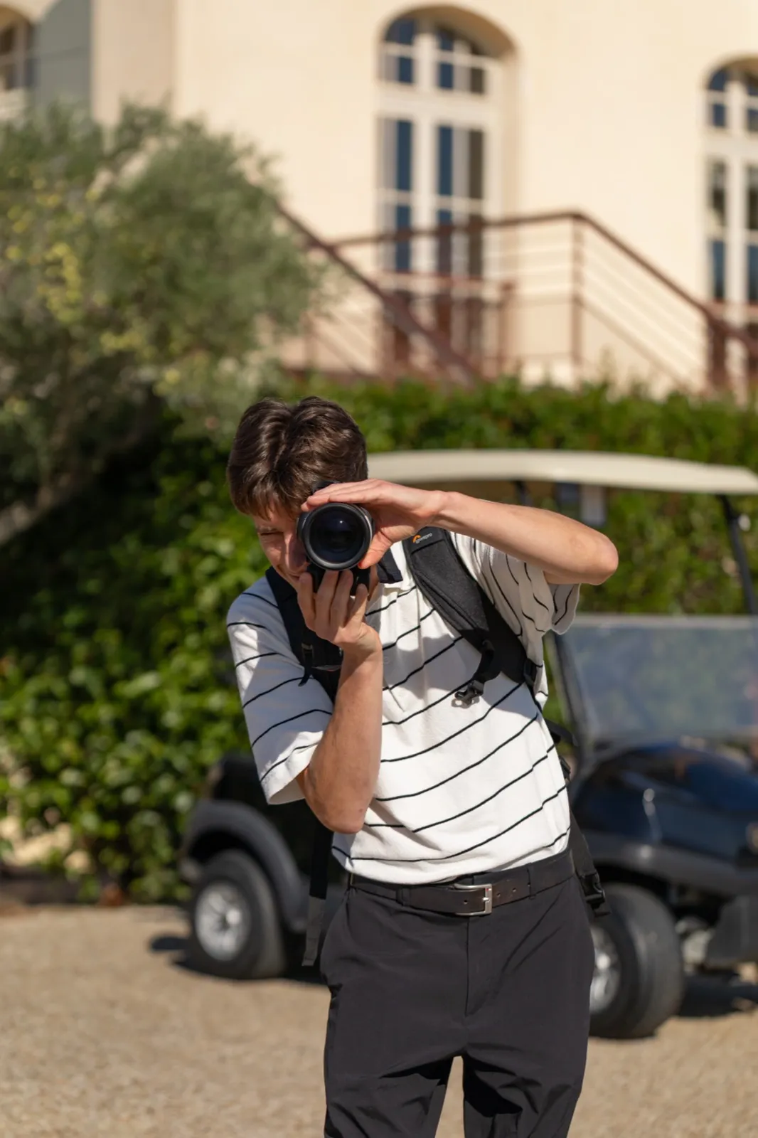 William photographie, pendant un shooting sur un golf