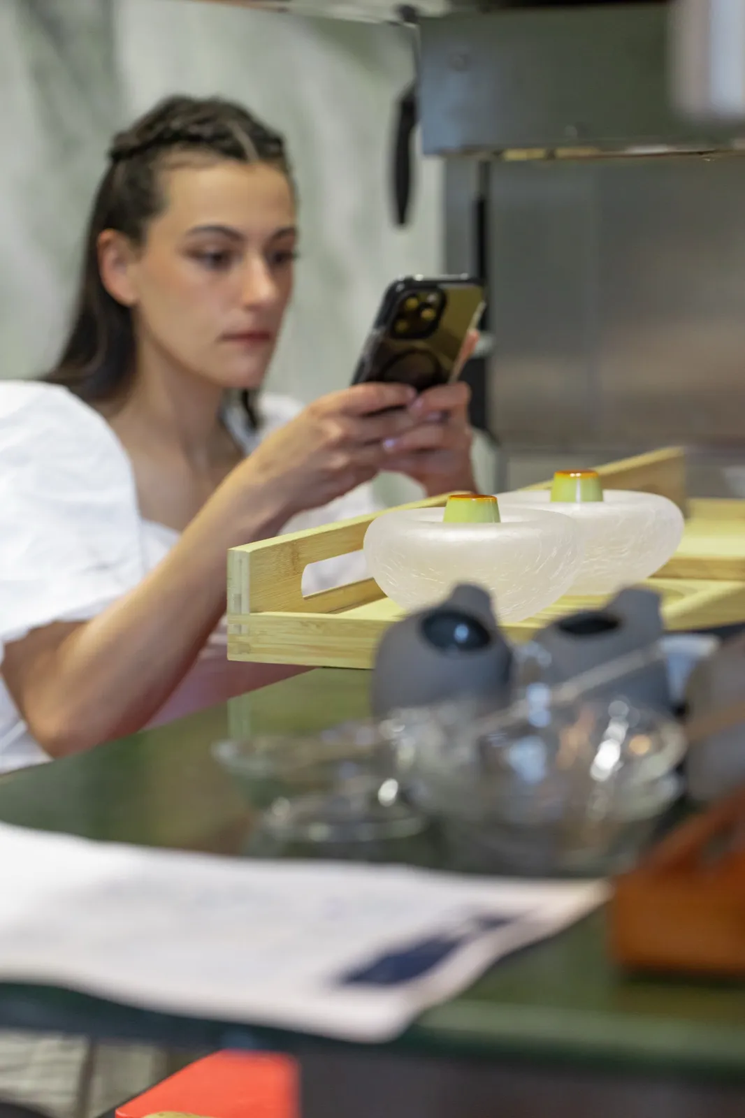 Manon photographie une assiette au téléphone