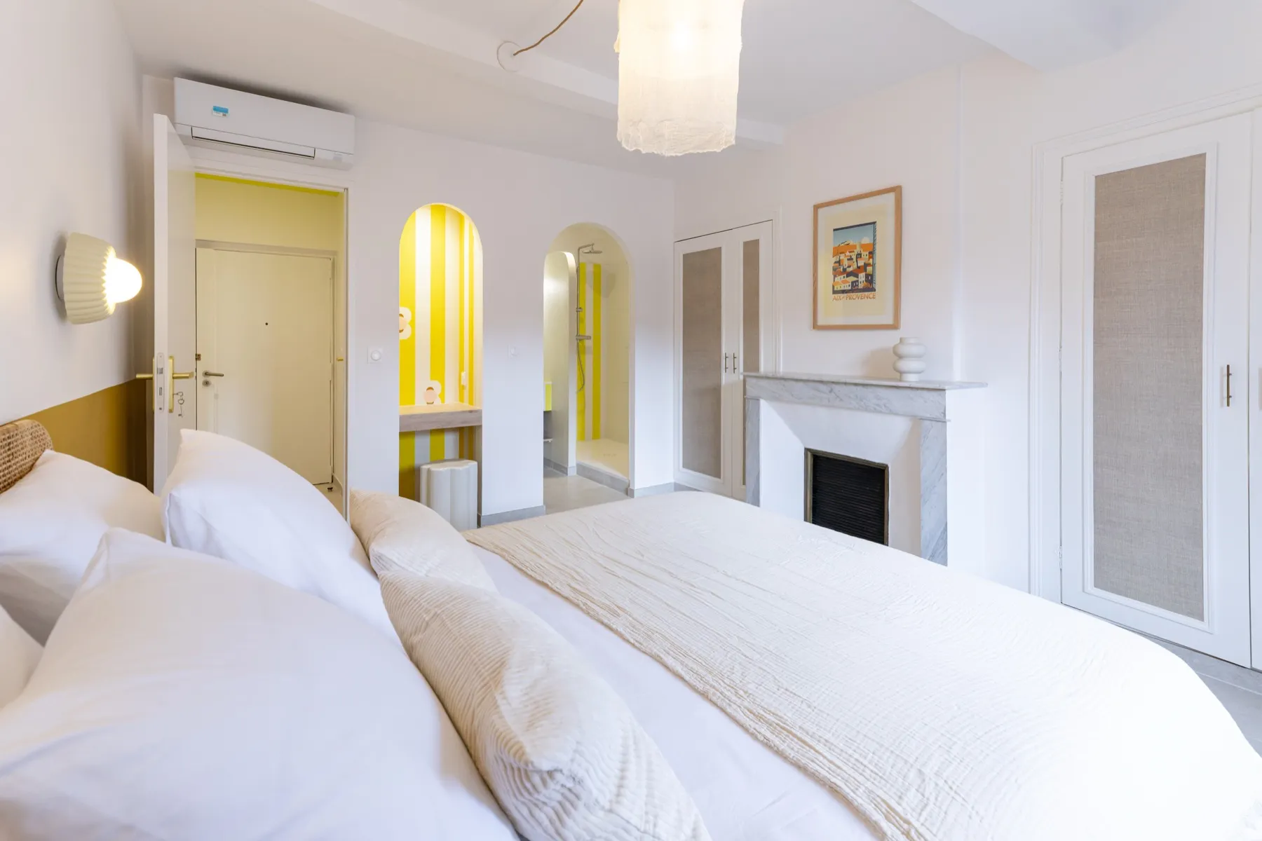 La chambre et sa cheminée