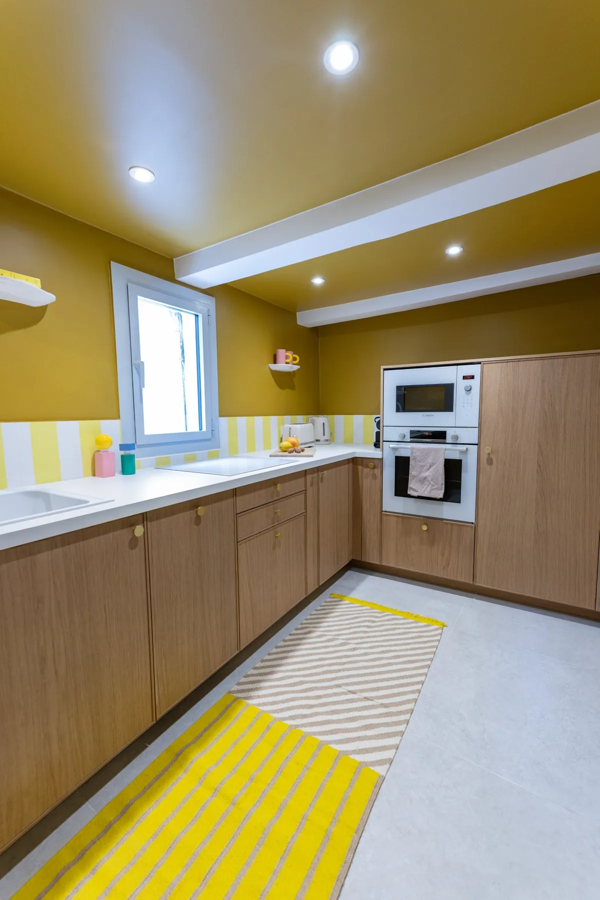 La cuisine et son tapis jaune