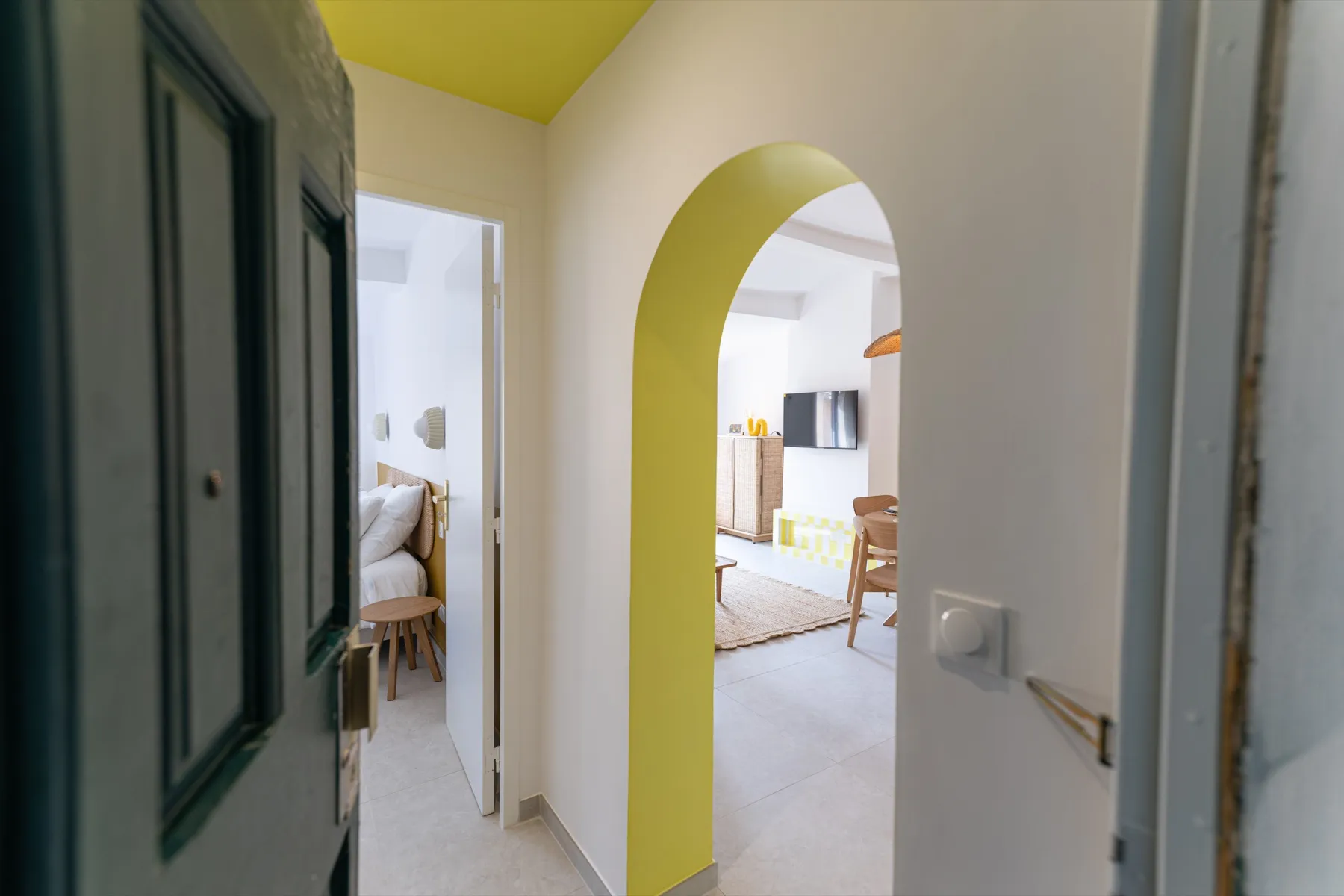 Une porte ouverte sur une arche jaune