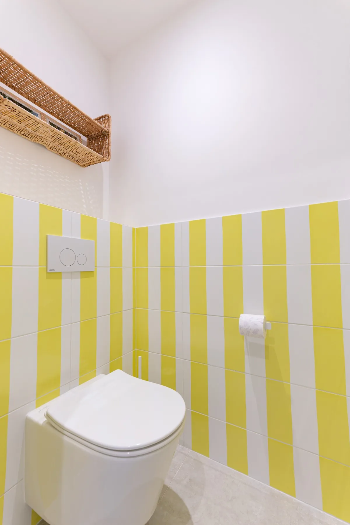 La salle d’eau aux rayures jaunes