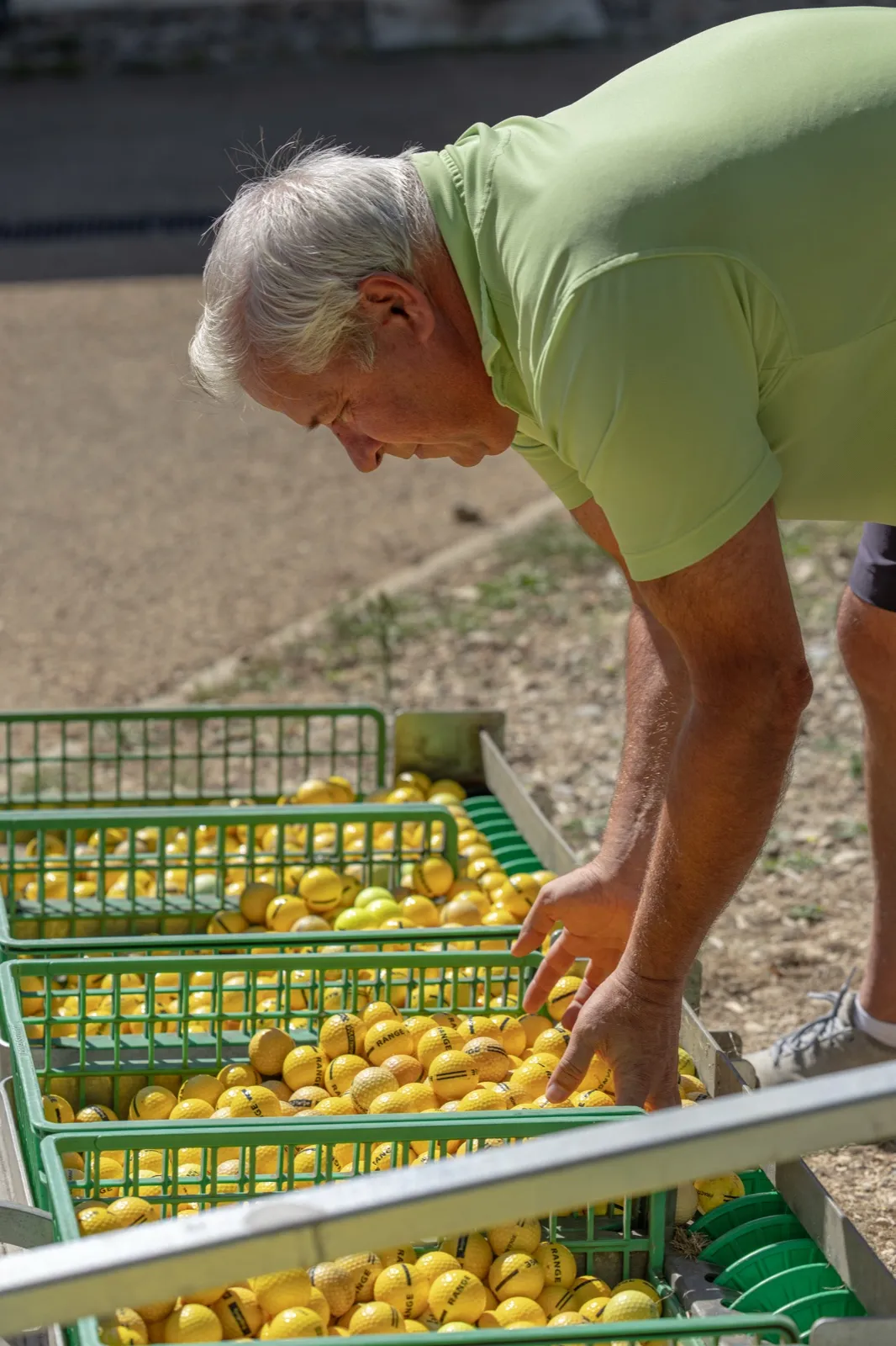 Un golfeur qui prépare ses seaux de balles