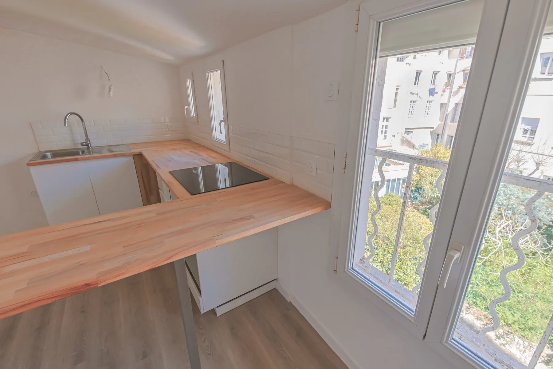 La cuisine sous la fenêtre