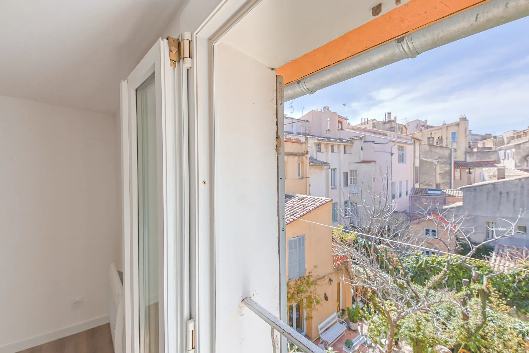 Les toits d’Aix depuis la fenêtre