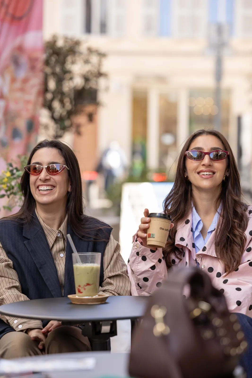 Deux amies en terrasse de café, lunettes de soleil