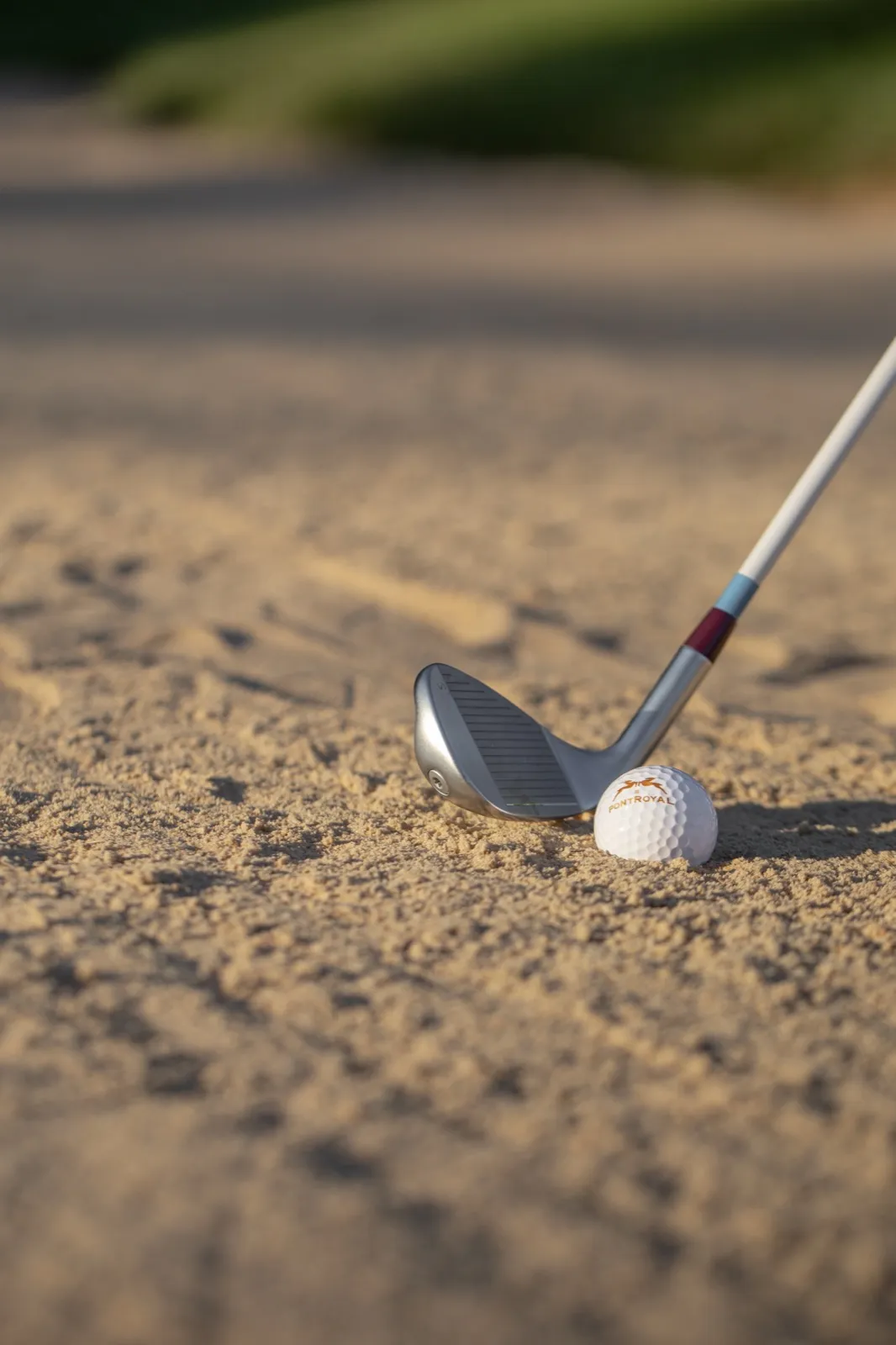 Un club posé dans le sable d’un bunker