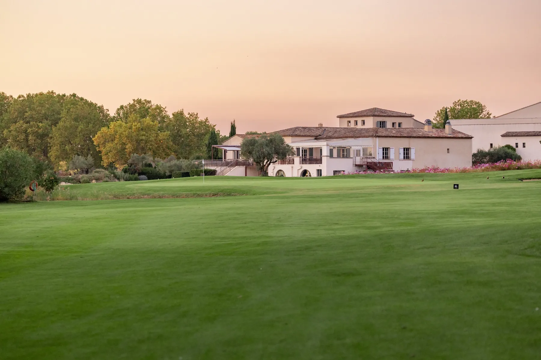 Le club-house au coucher du soleil