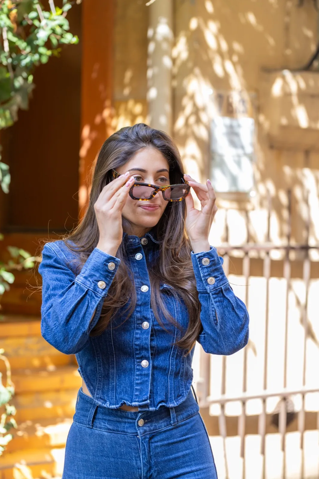 Essayage de solaires en veste en jean, dans une rue d’Aix