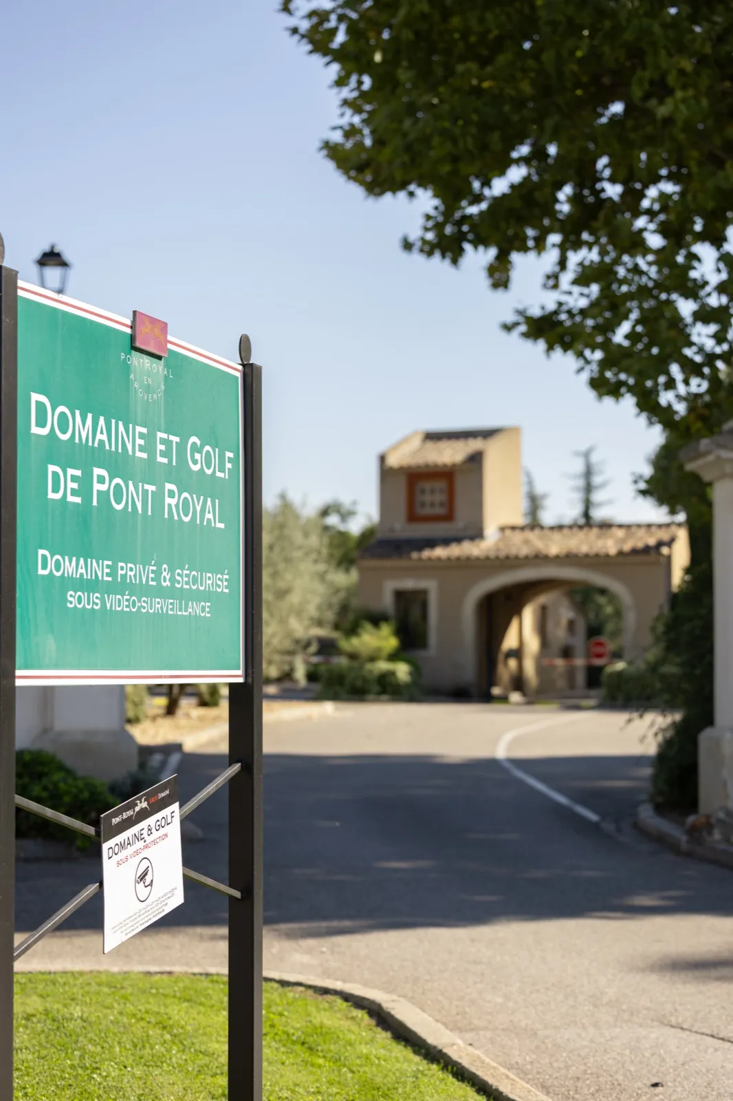Le panneau d’entrée du Domaine et Golf de Pont Royal