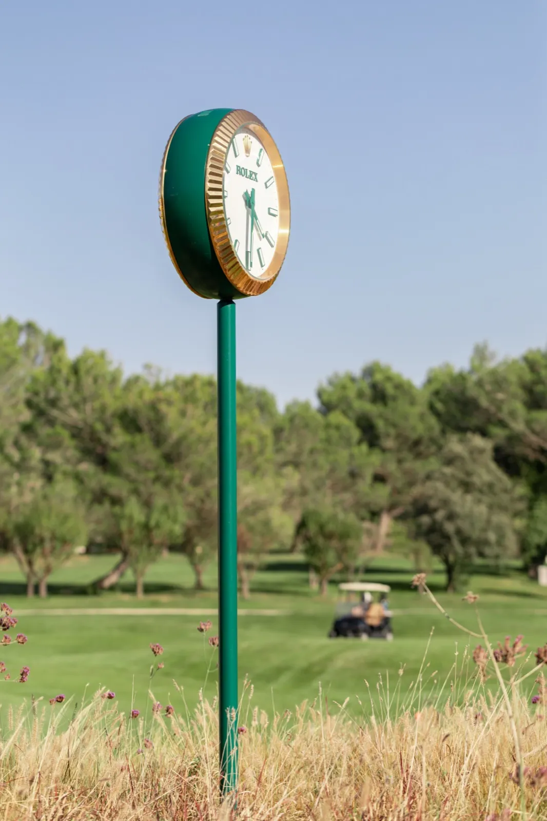L’horloge du parcours, au-dessus des pins