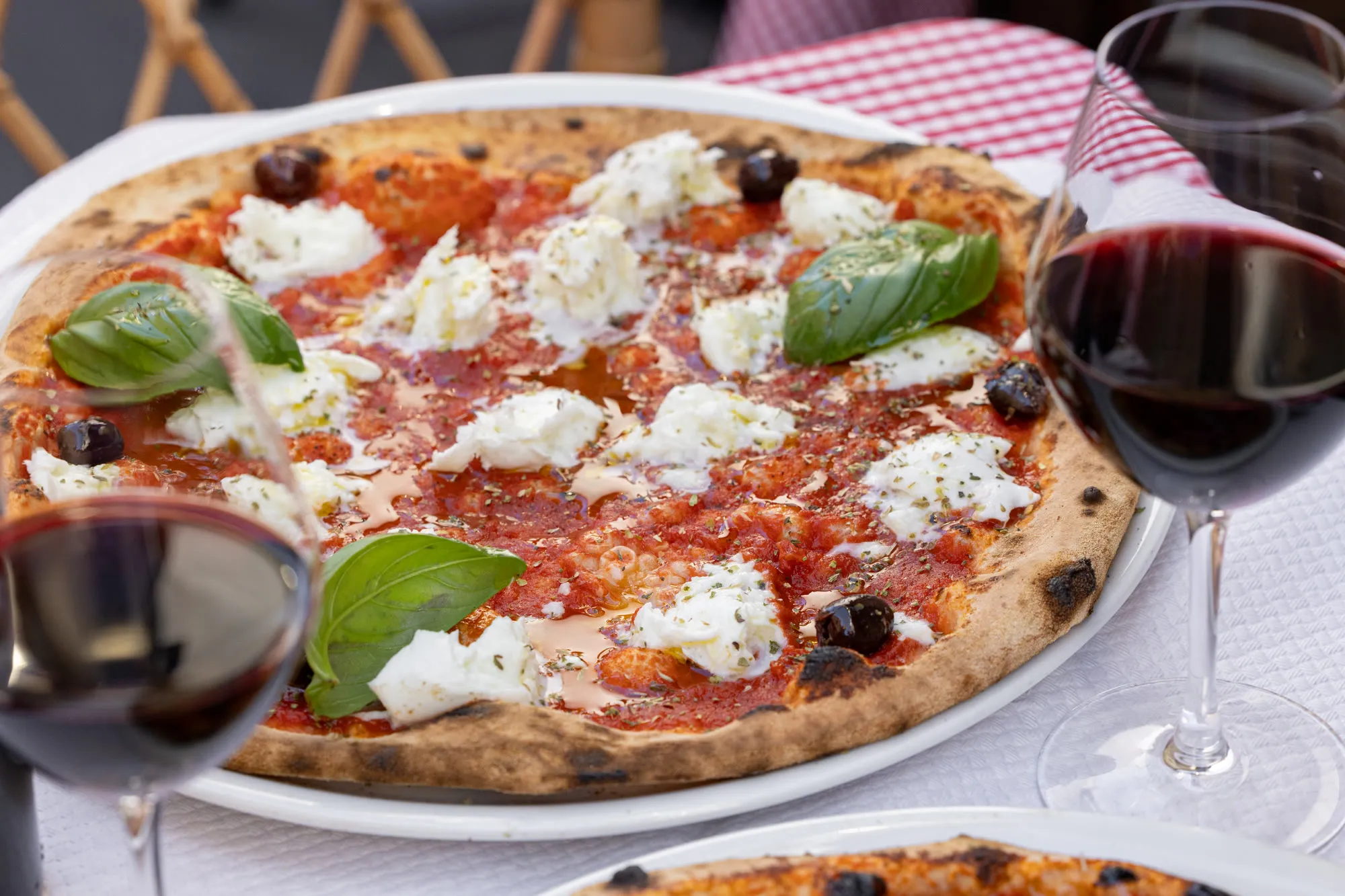 Pizza à la burrata et au basilic, verre de vin rouge, La Bonne Mère