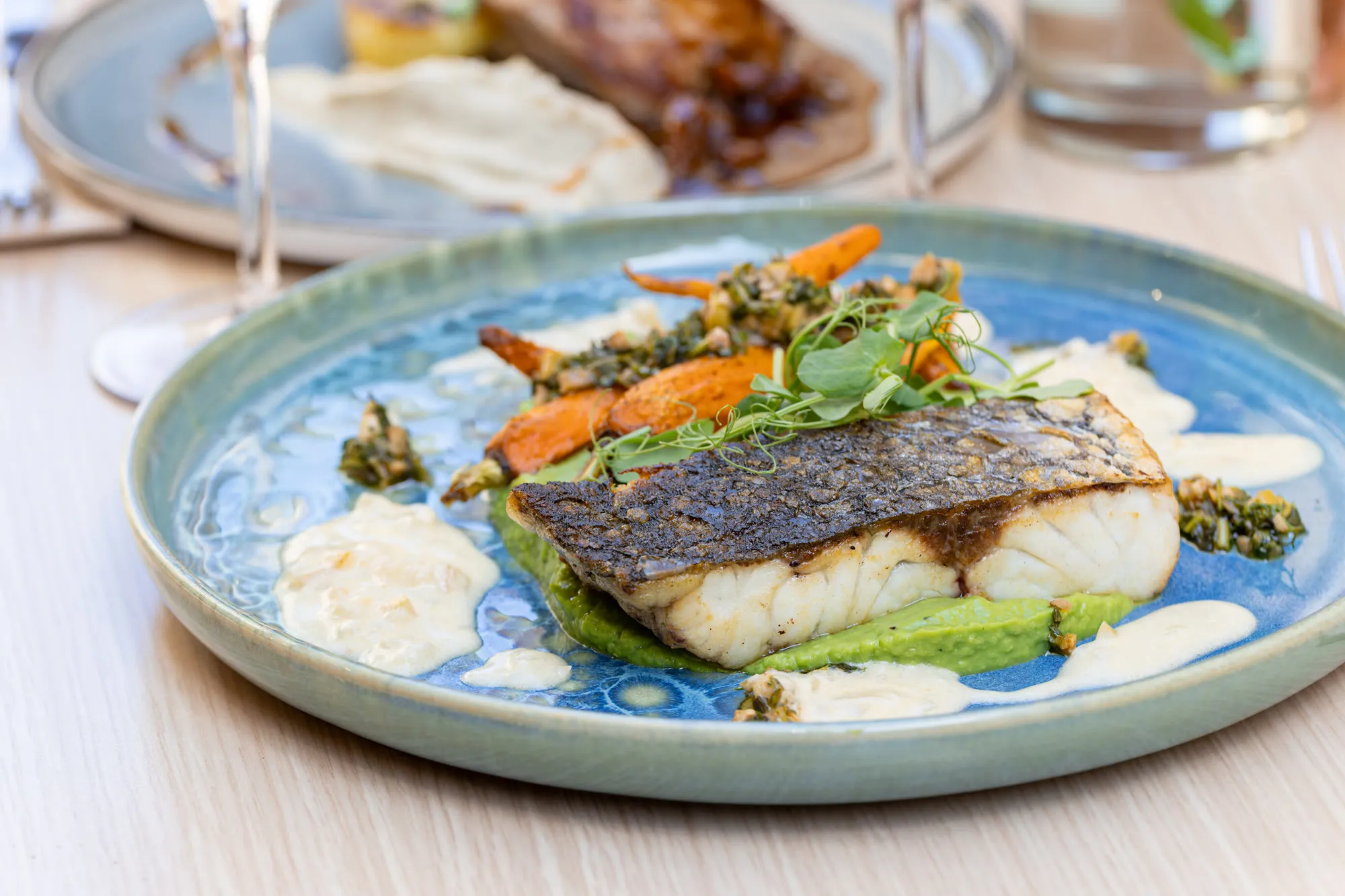 Filet de poisson sur purée verte, assiette bleue, La Tomate Verte