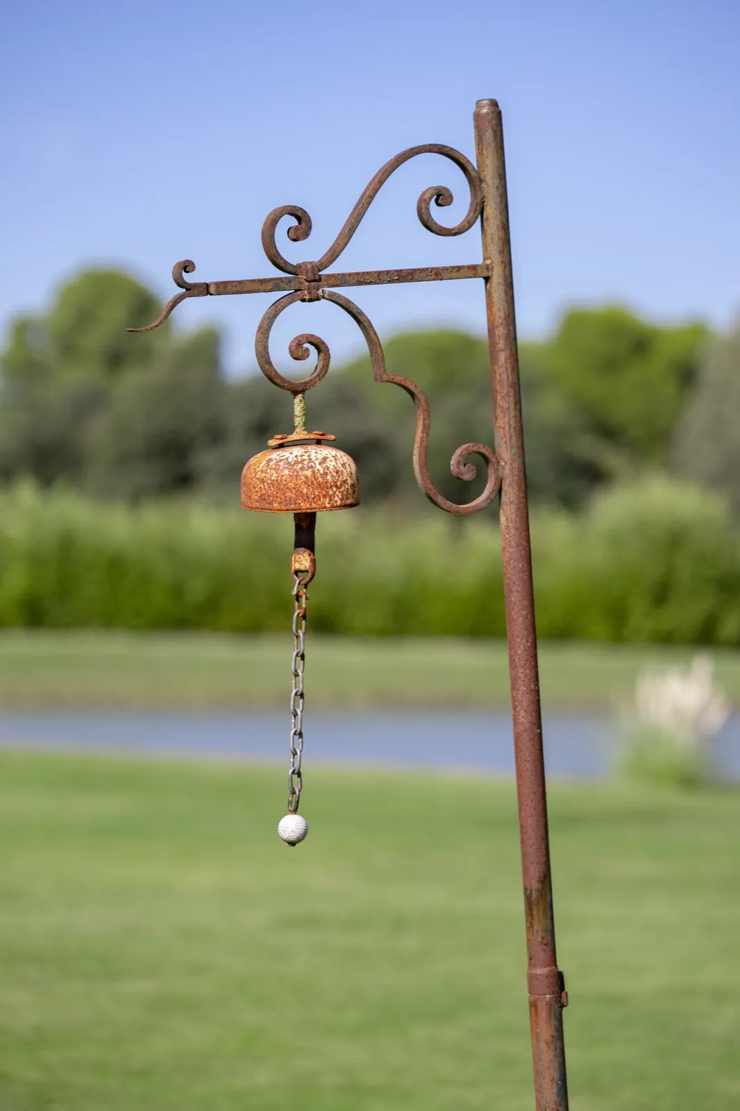 Une lanterne en fer forgé au bord de l’eau