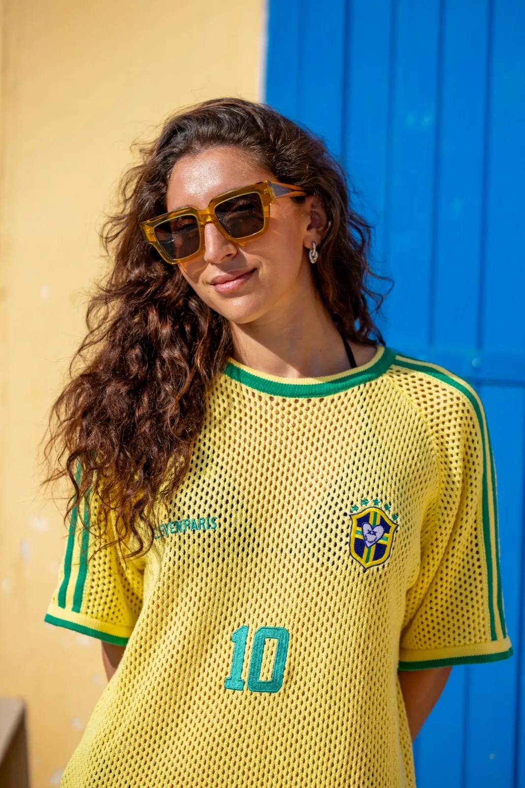 Portrait en maillot jaune et lunettes de soleil