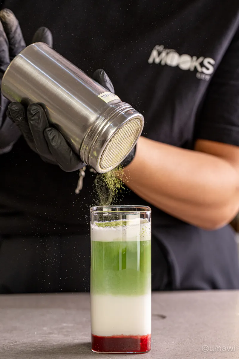 Matcha saupoudré sur une boisson en verre, Mooks