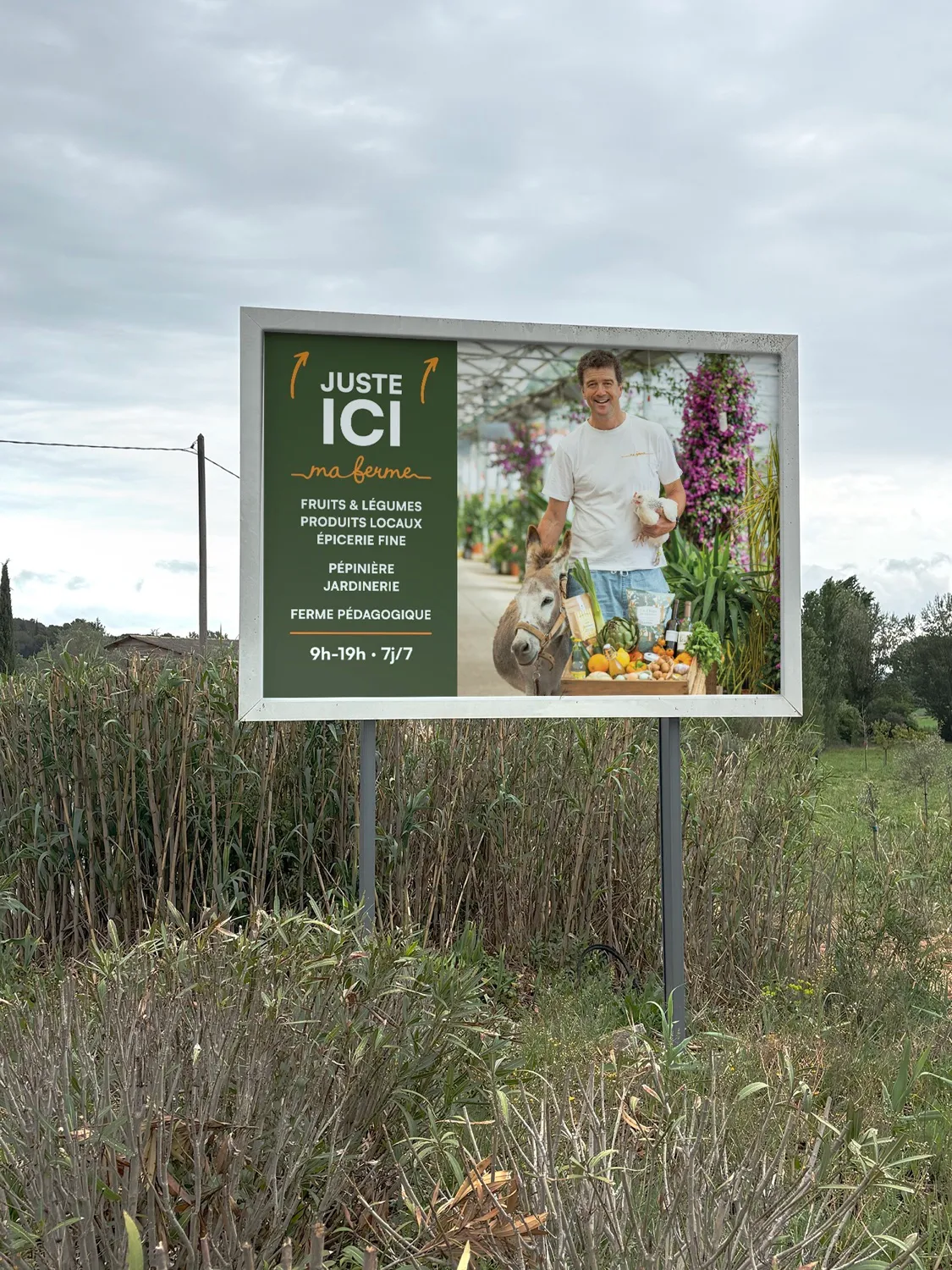 Le nouveau panneau de Ma Ferme au bord de la route