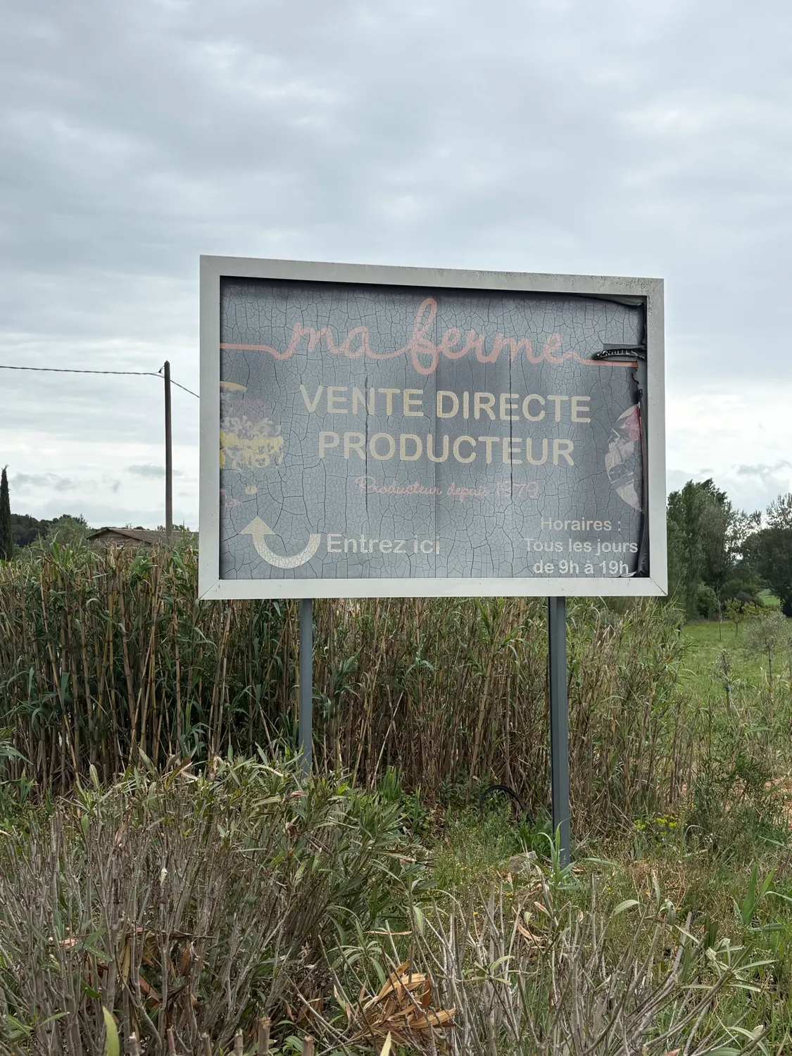 L’ancien panneau de Ma Ferme au bord de la route