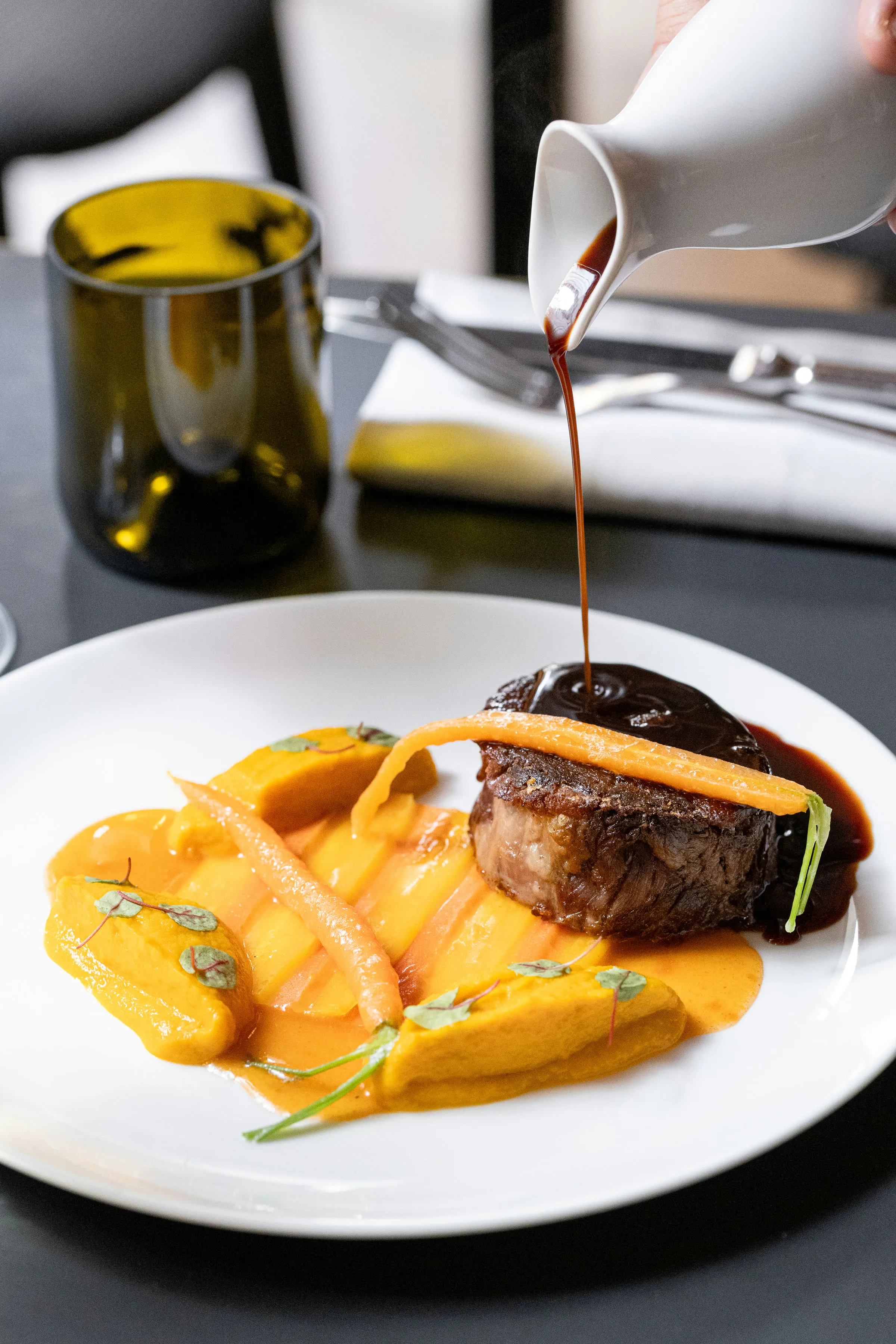 Un plat de La Maison Française, jus versé