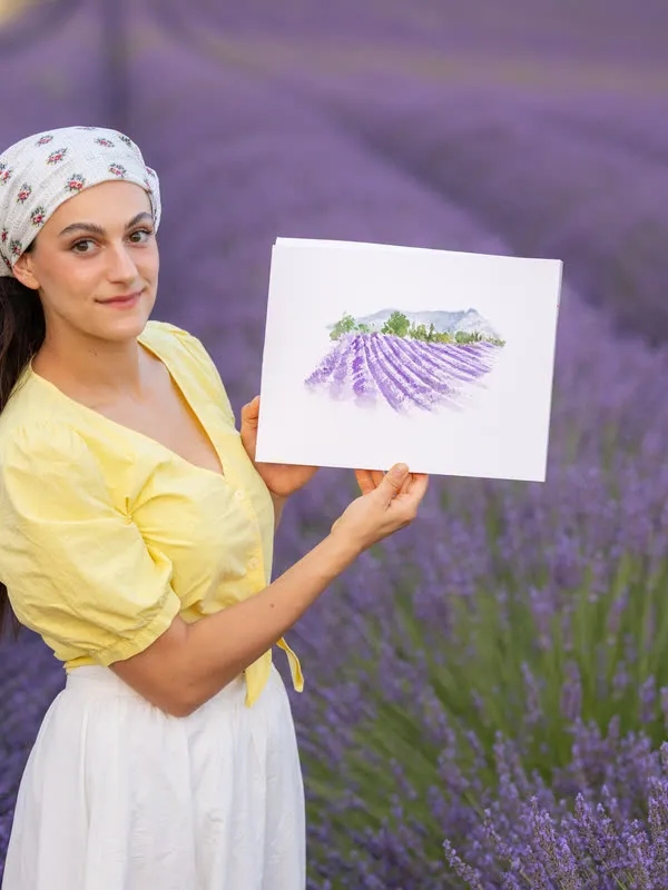 Publication : Manon et son aquarelle dans les lavandes