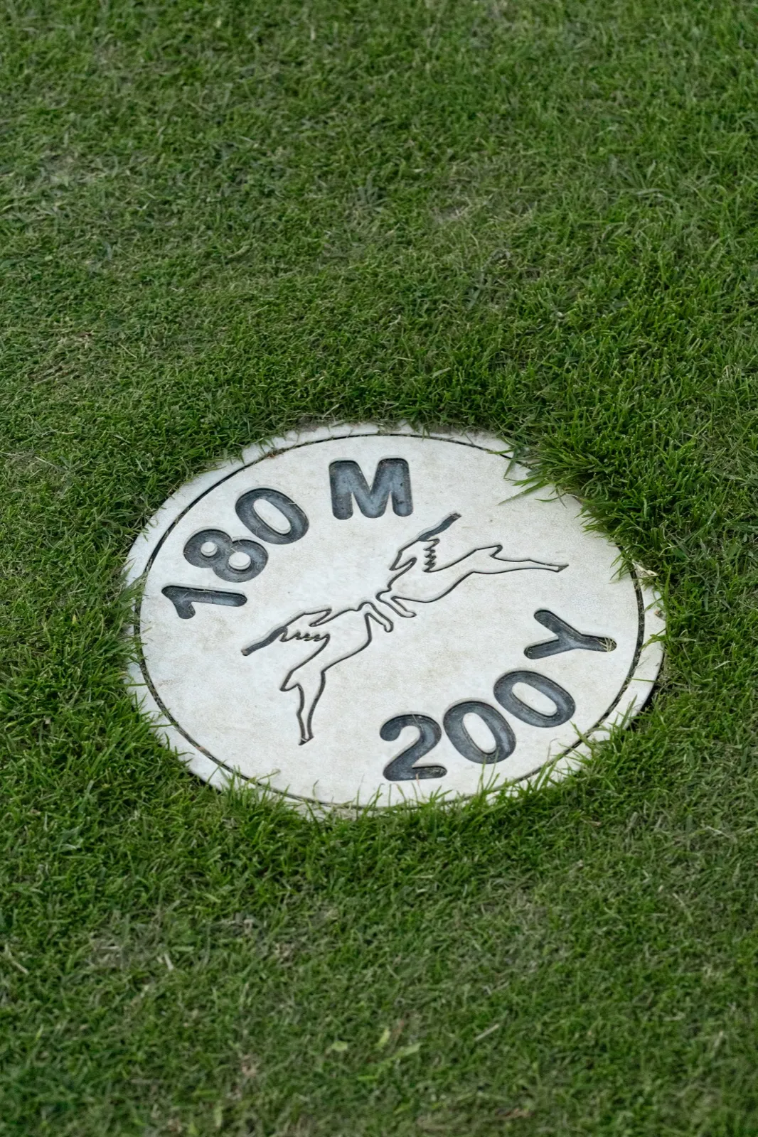 Le repère des 180 mètres sur le fairway