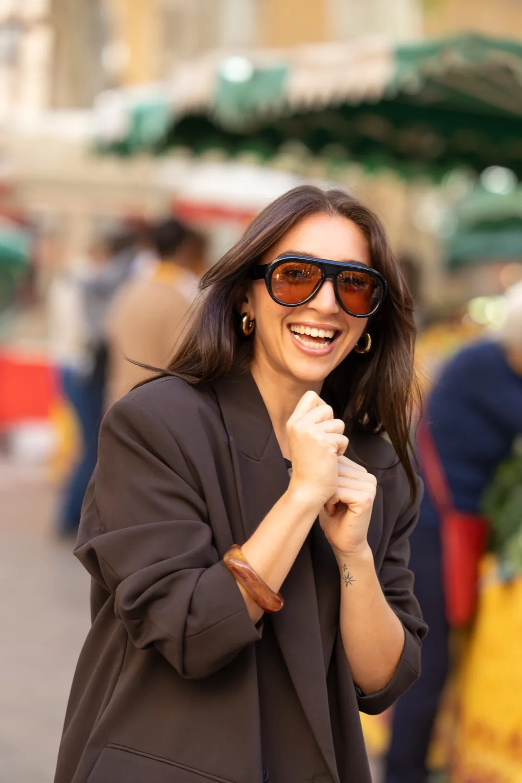 Éclat de rire en lunettes de soleil