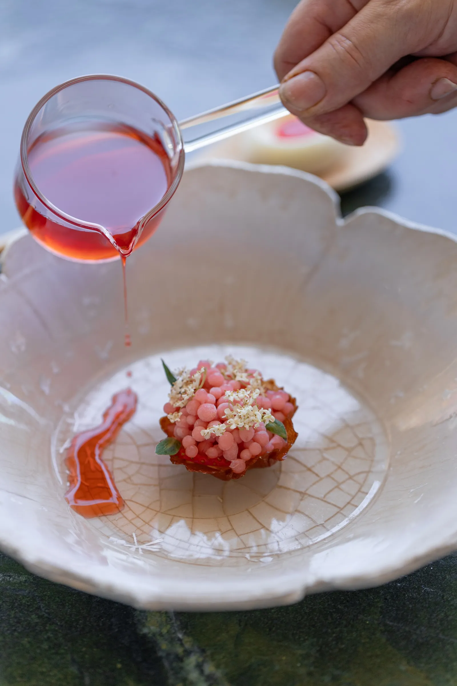 Une sauce versée sur une assiette de La Table de Pierre Reboul