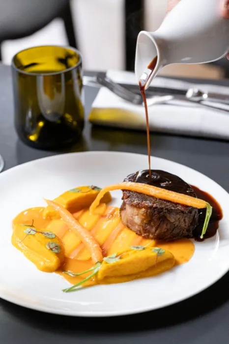 Pièce de bœuf et jus versé, La Maison Française
