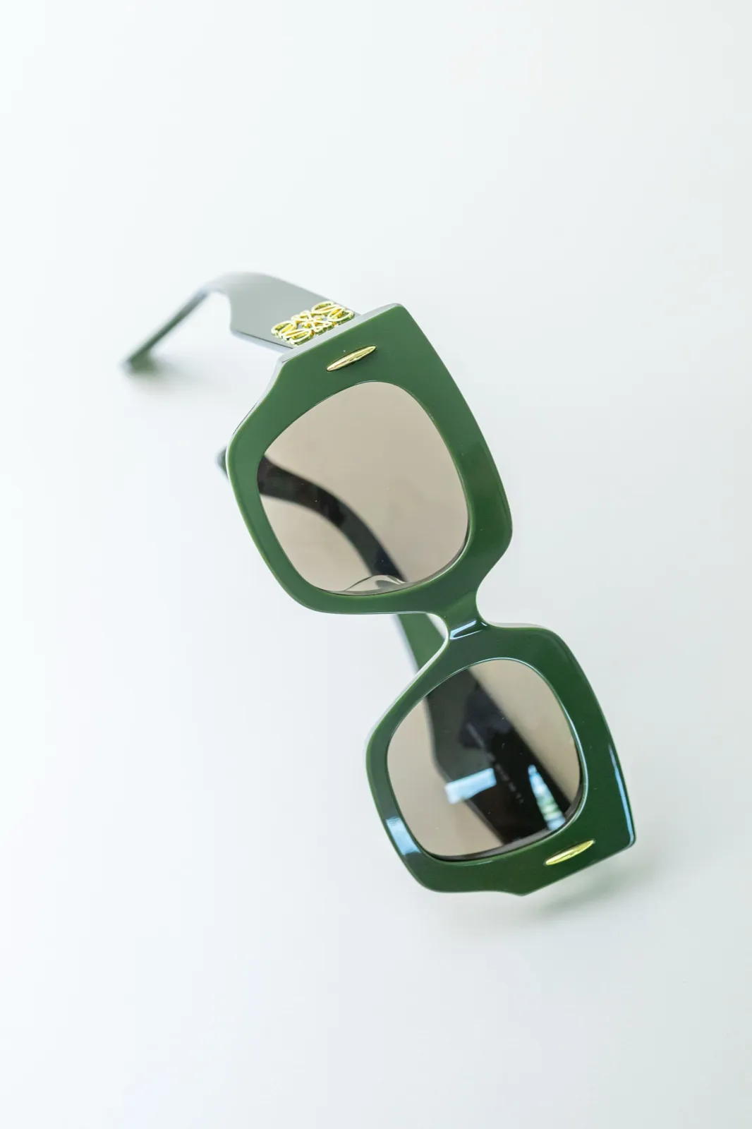 Solaire verte sur fond blanc
