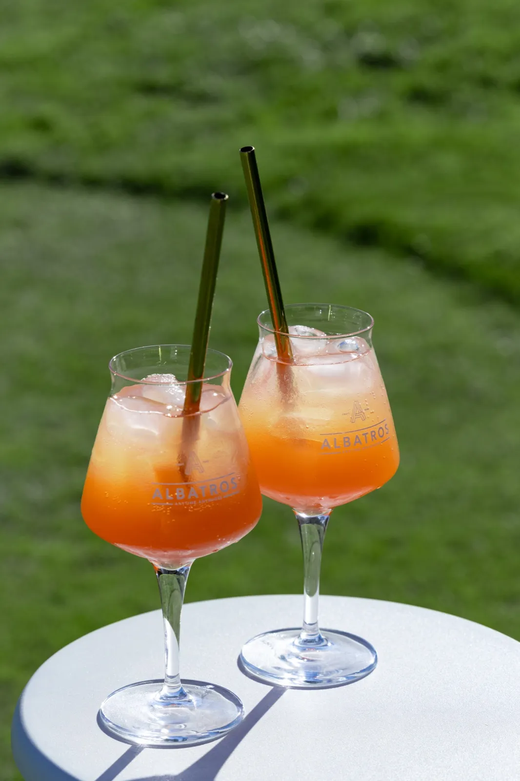 Deux spritz posés au bord du green