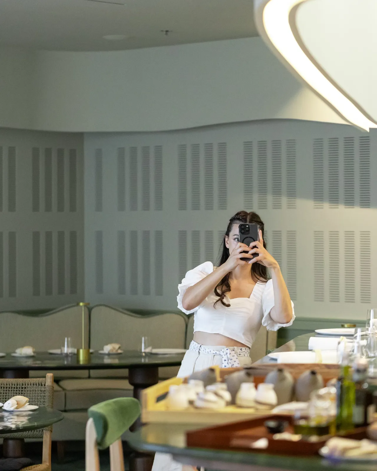 Tournage d’un réel au téléphone, dans la salle du restaurant