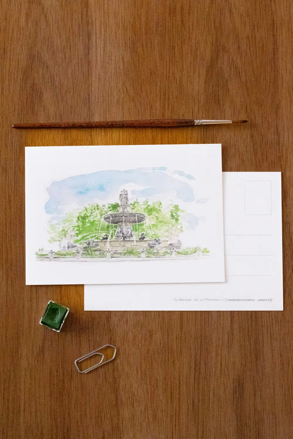 Carte postale aquarelle : fontaine dans la verdure