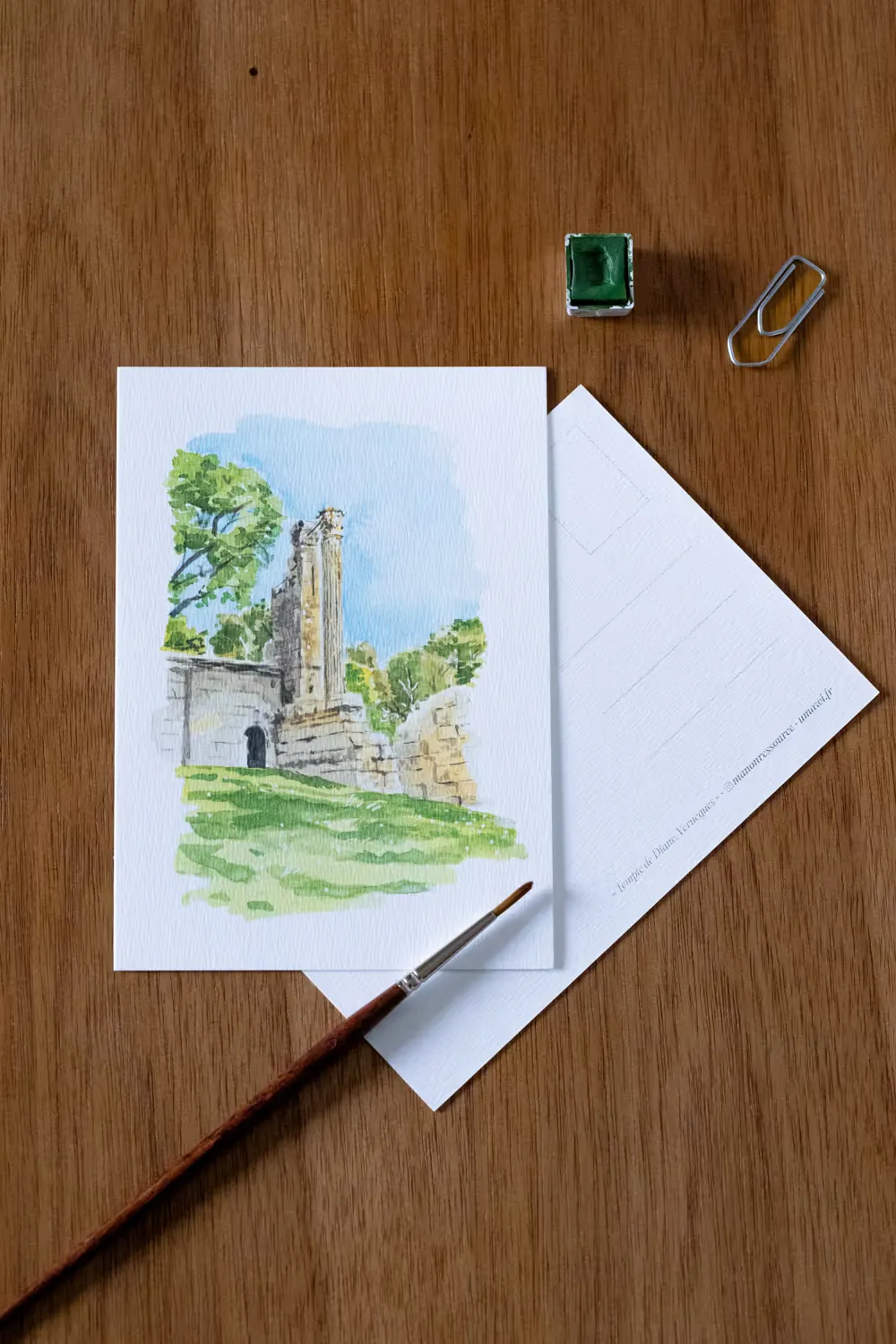 Carte postale aquarelle : tour en ruine dans la verdure