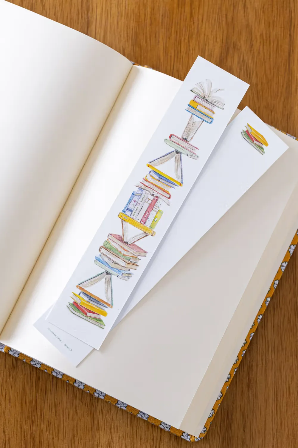 Marque-page aquarelle : une pile de livres